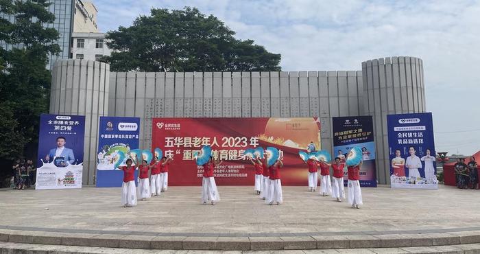 关于瑞士篮球联赛开幕典礼盛大举行，现场气氛热烈的信息