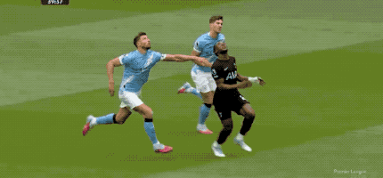 巴伦西亚门将定点扑救,化解对手攻势 巴伦西亚门将定点扑救,化解对手攻势