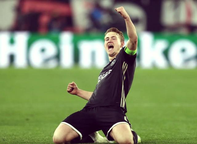 阿贾克斯表现抢眼，成功晋级足球巨星赛事的简单介绍