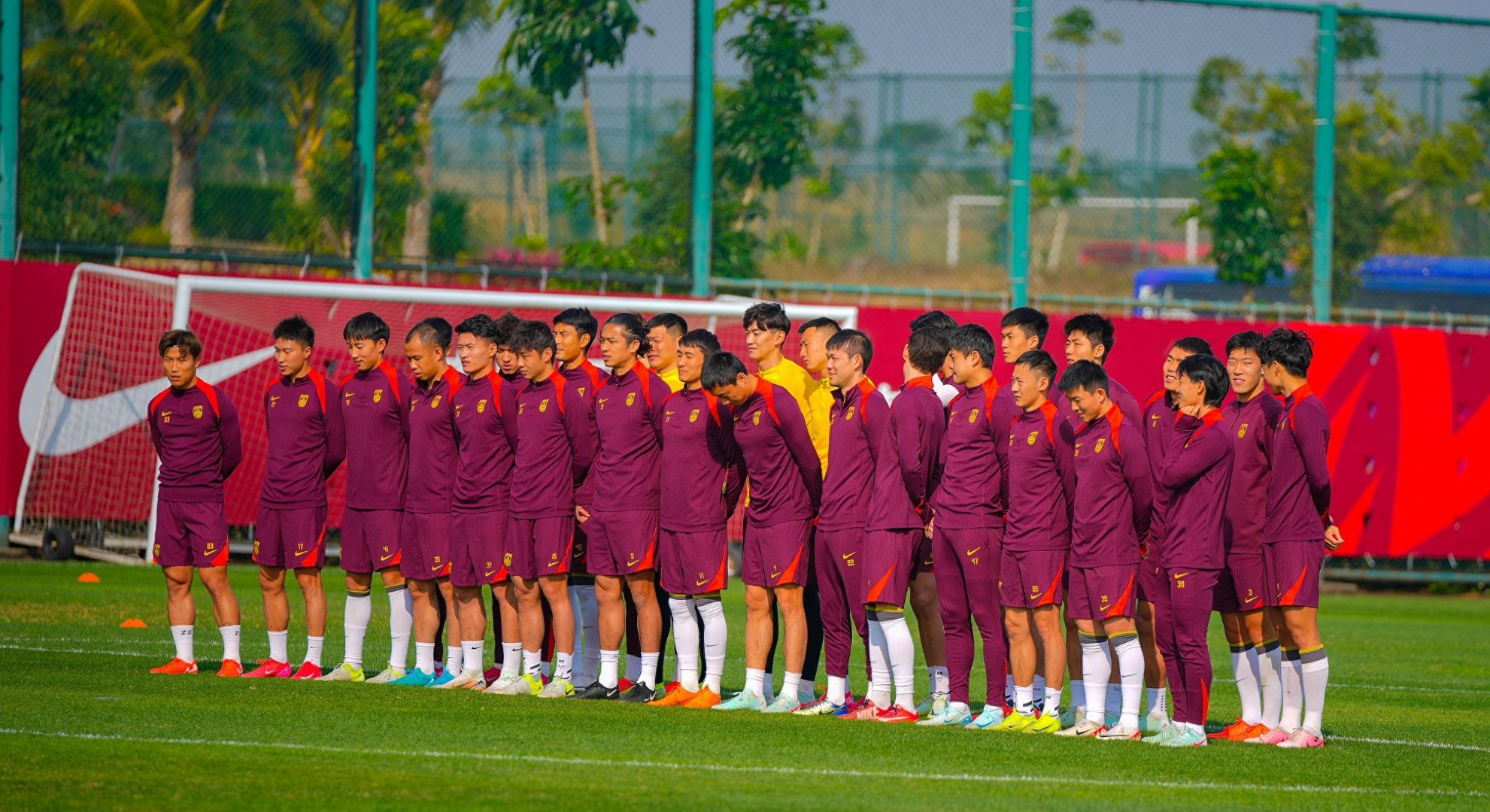 包含球迷期待壮观比赛，球员备战国际足球赛的词条