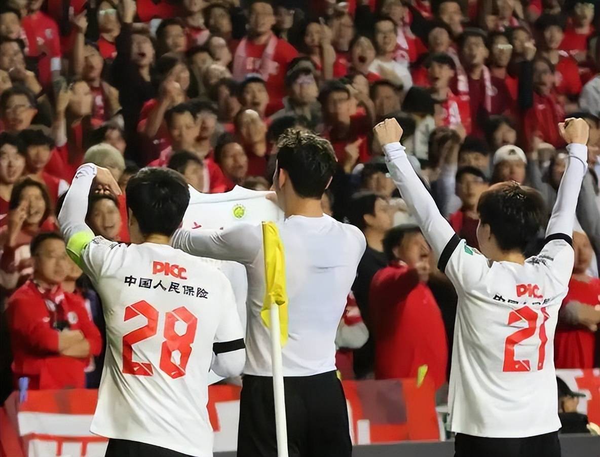 包含球迷期待壮观比赛，球员备战国际足球赛的词条