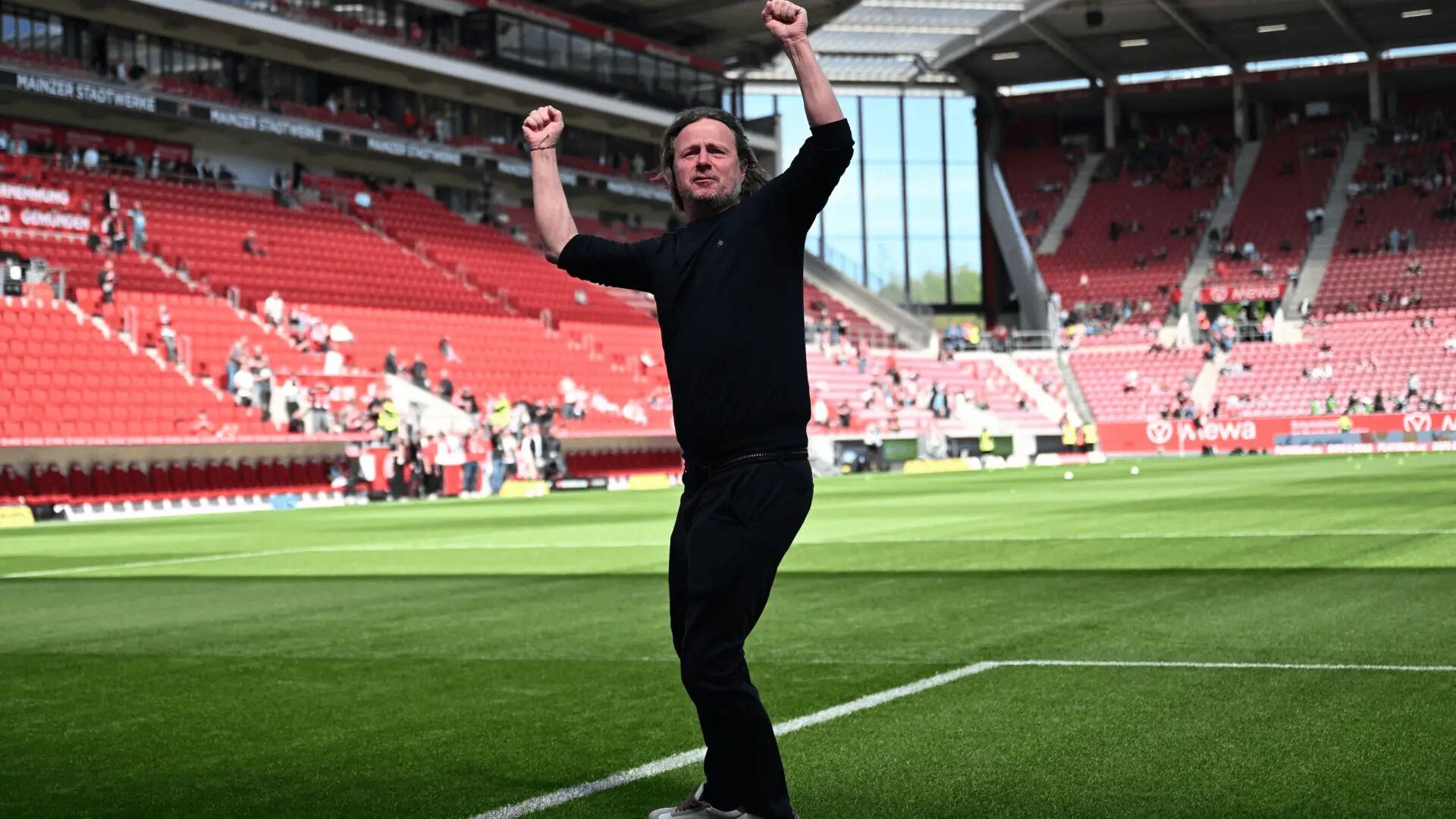 包含美因茨在主场遭遇困境，球队需寻找突破口的词条