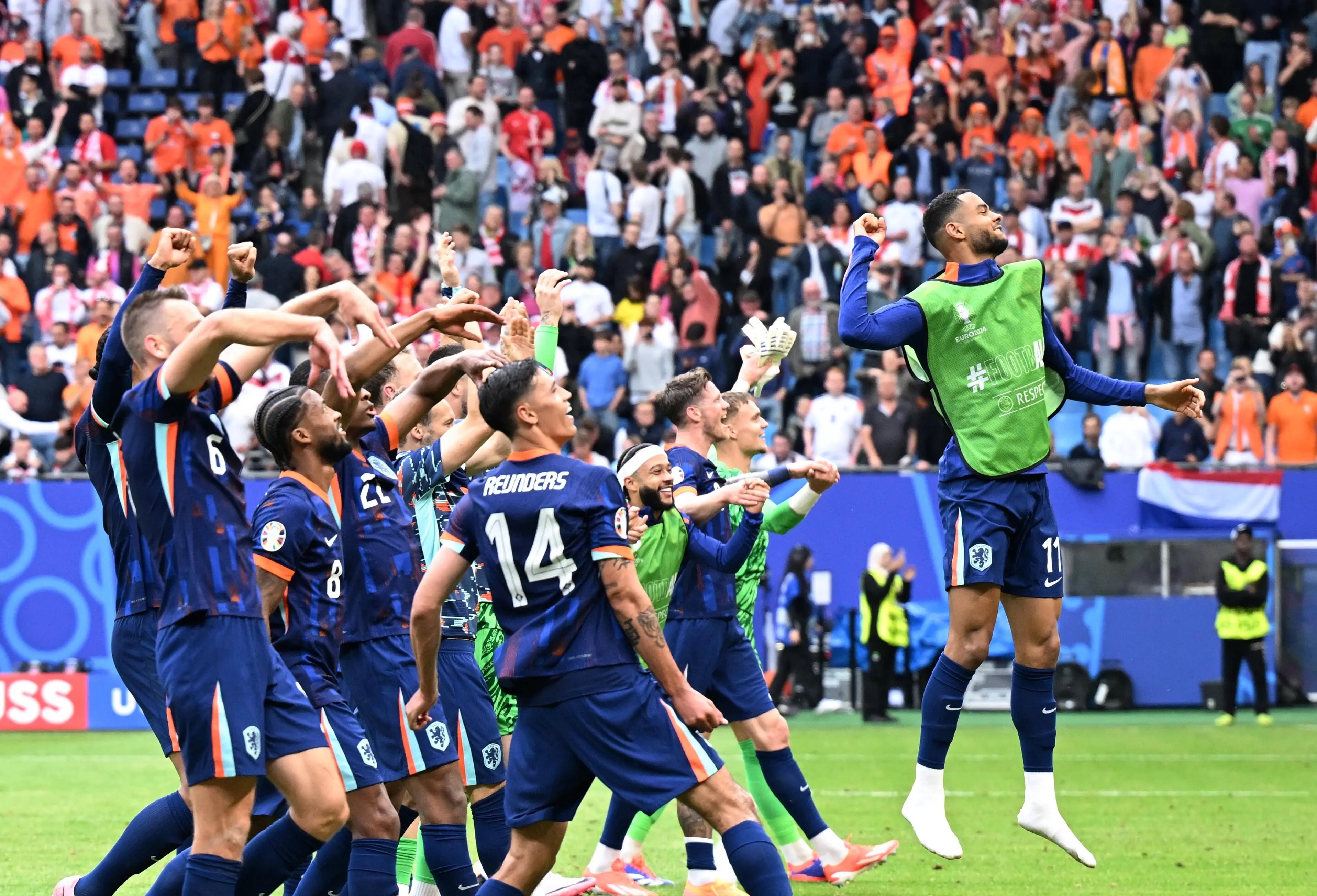 爱游戏体育官网-胜负难分！国家队备战欧洲赛事