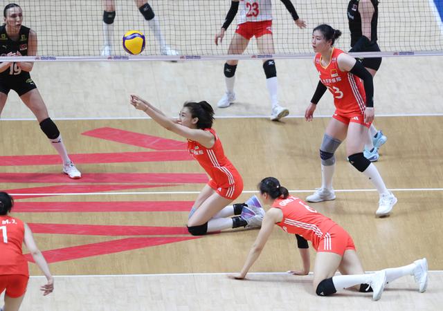 中国女队在比赛中破敌取胜晋级 中国女队在比赛中破敌取胜晋级