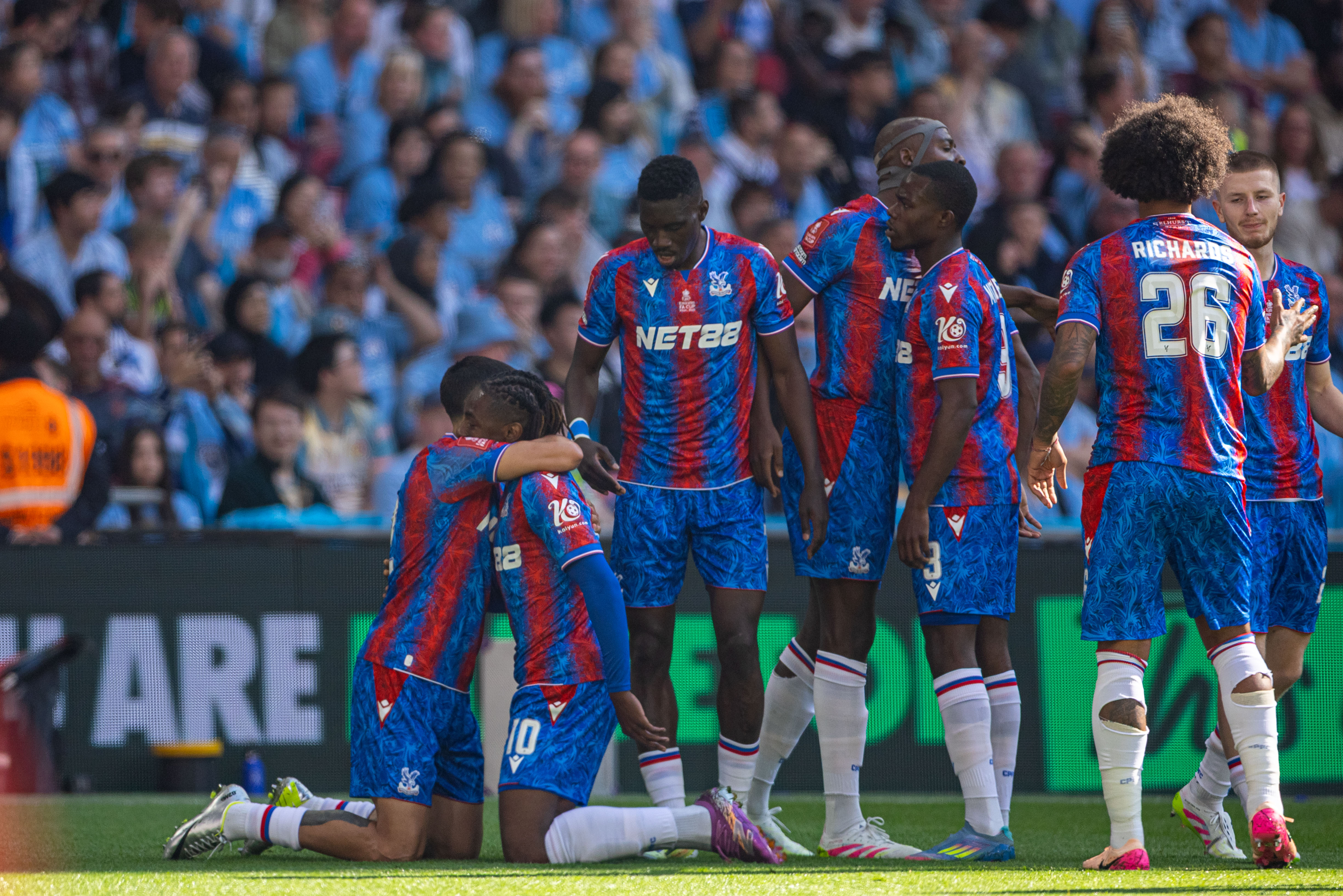 包含英格兰球员齐心协力,以一球之差险胜对手晋级的词条 包含英格兰球员齐心协力,以一球之差险胜对手晋级的词条