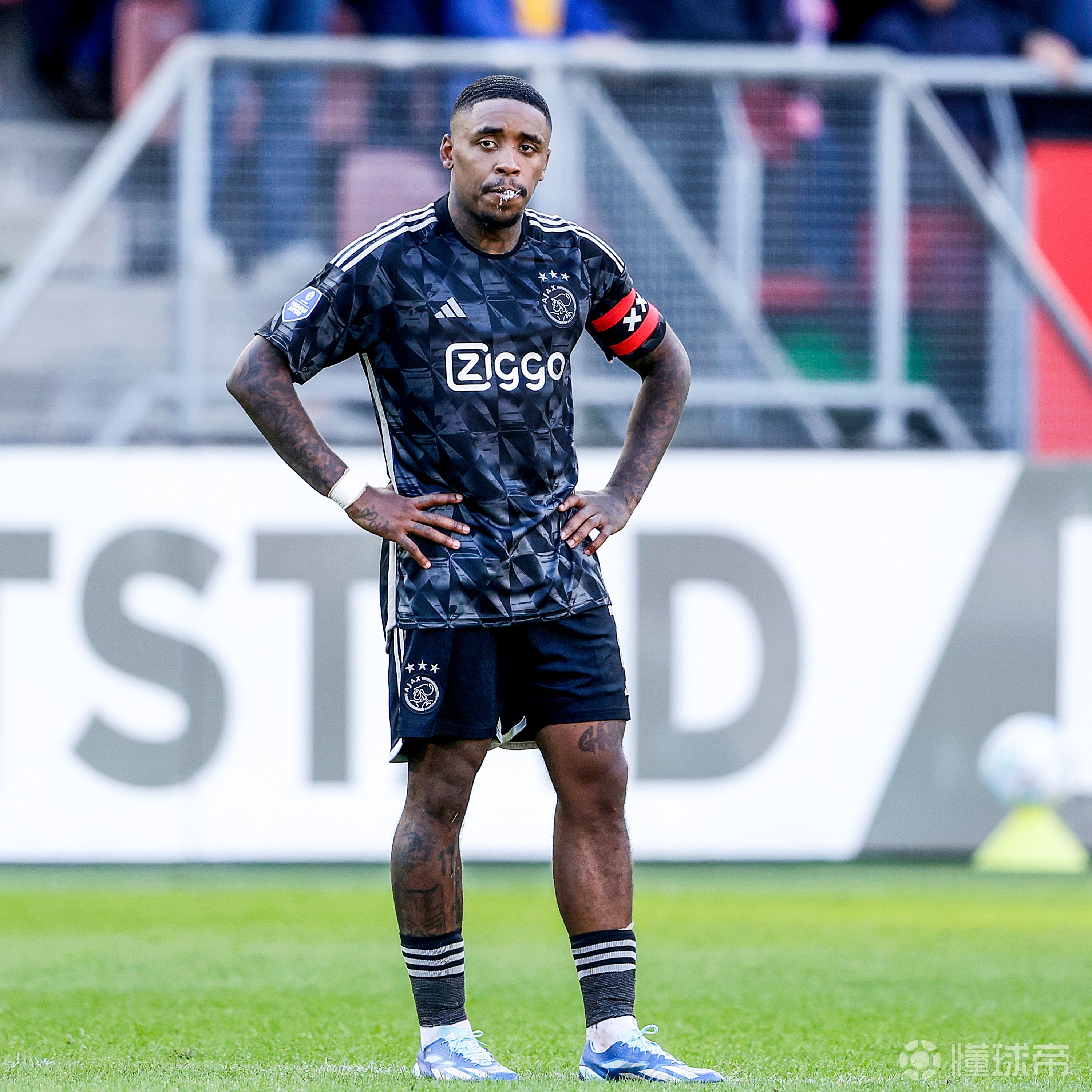 阿贾克斯击败里昂，领跑大局