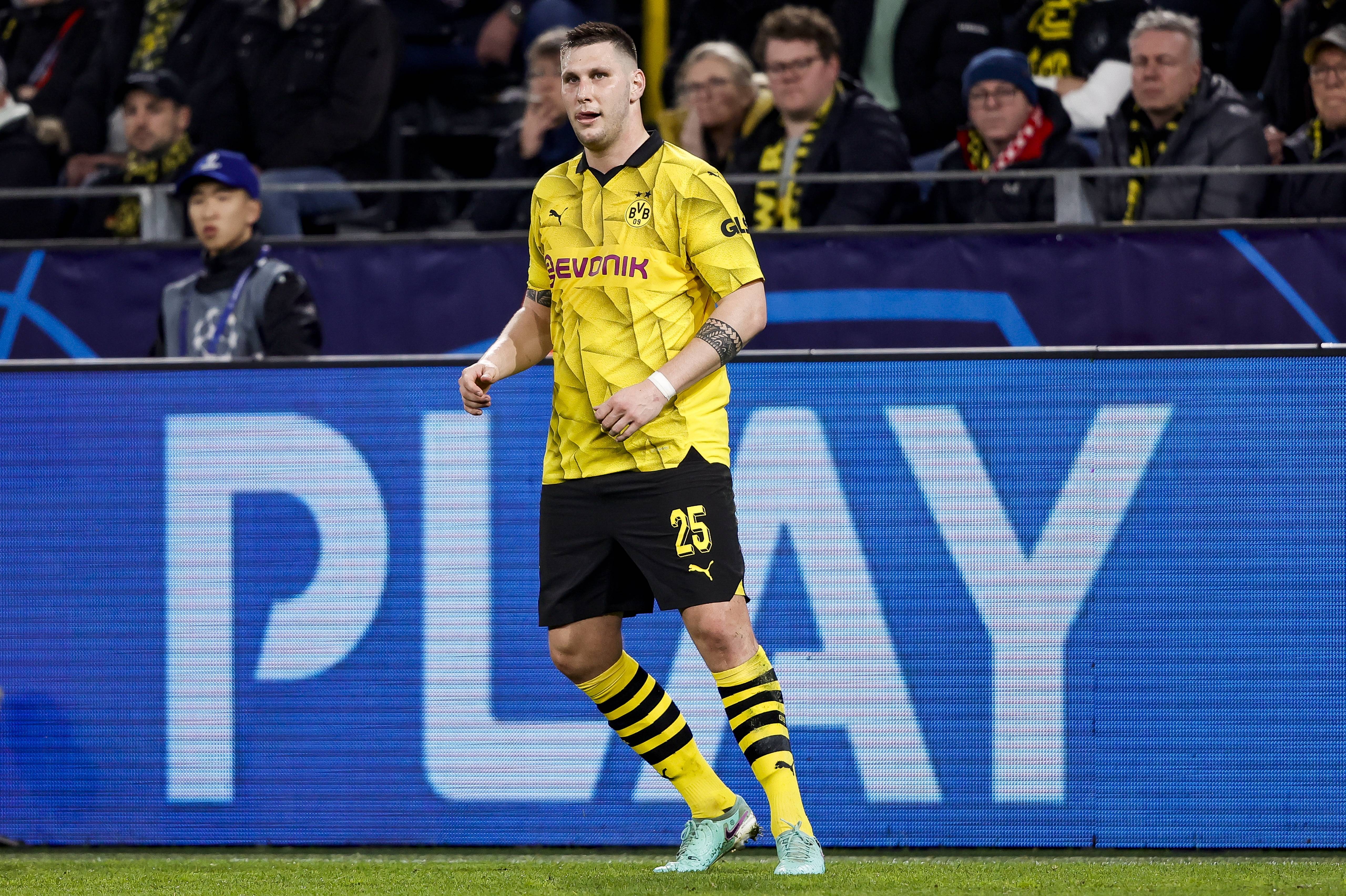 巴萨前锋在比赛中受伤，目前伤势未明